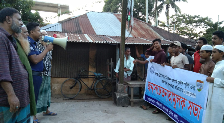 রেলওয়ে স্টেশনে পুলিশের জনসচেতনতা কার্যক্রম